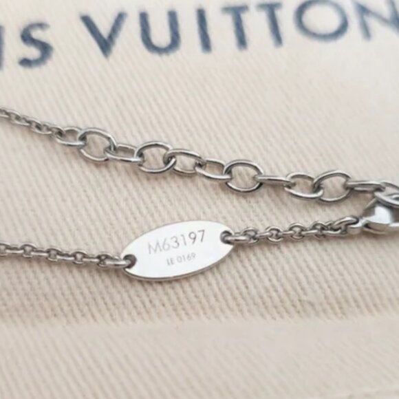 Louis Vuitton SILVER TONE Metal Essential V Necklace with Box and Dustbag EUC - Picture 9 of 10